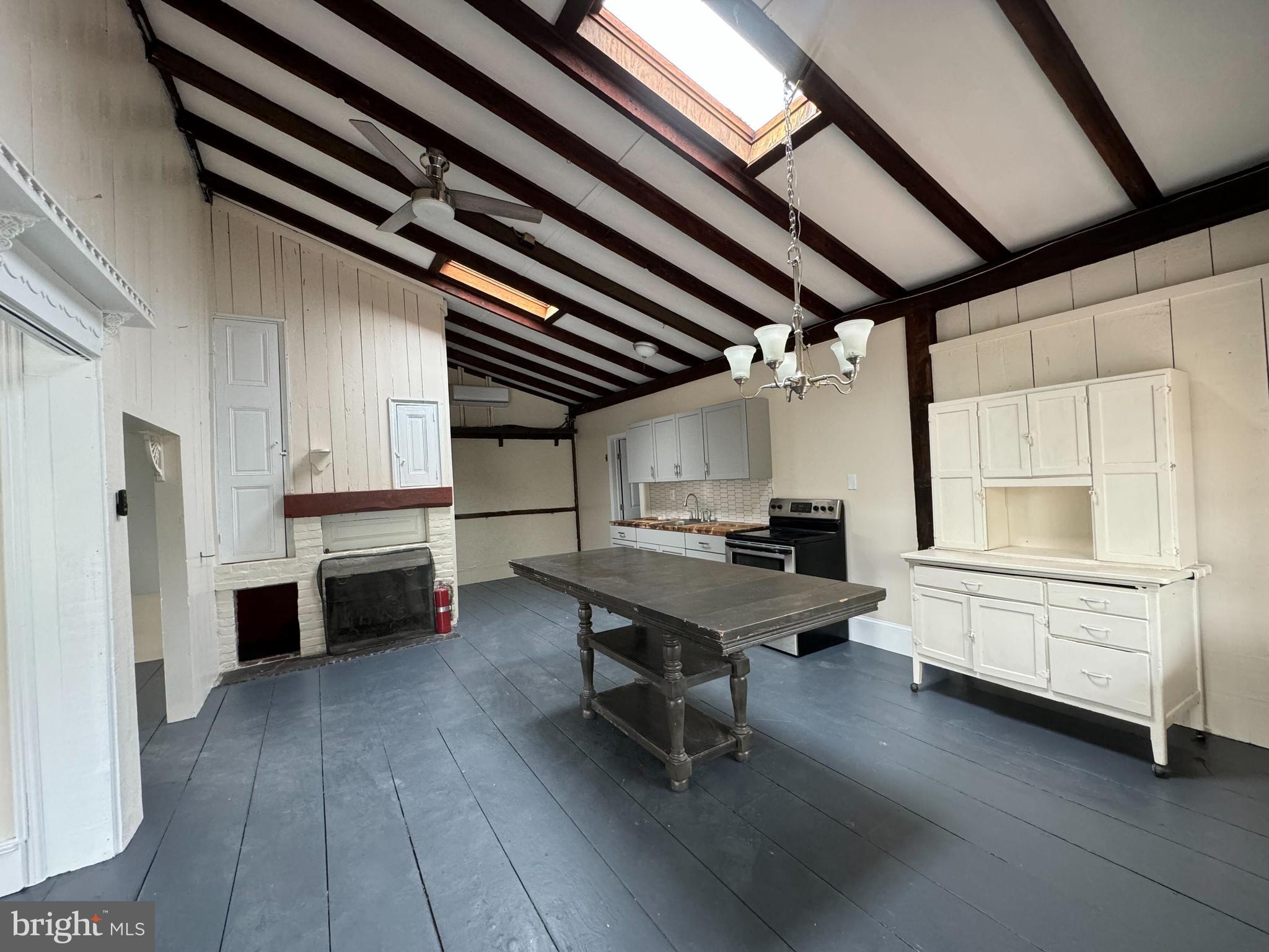 TOWN CENTER - Residential Lease