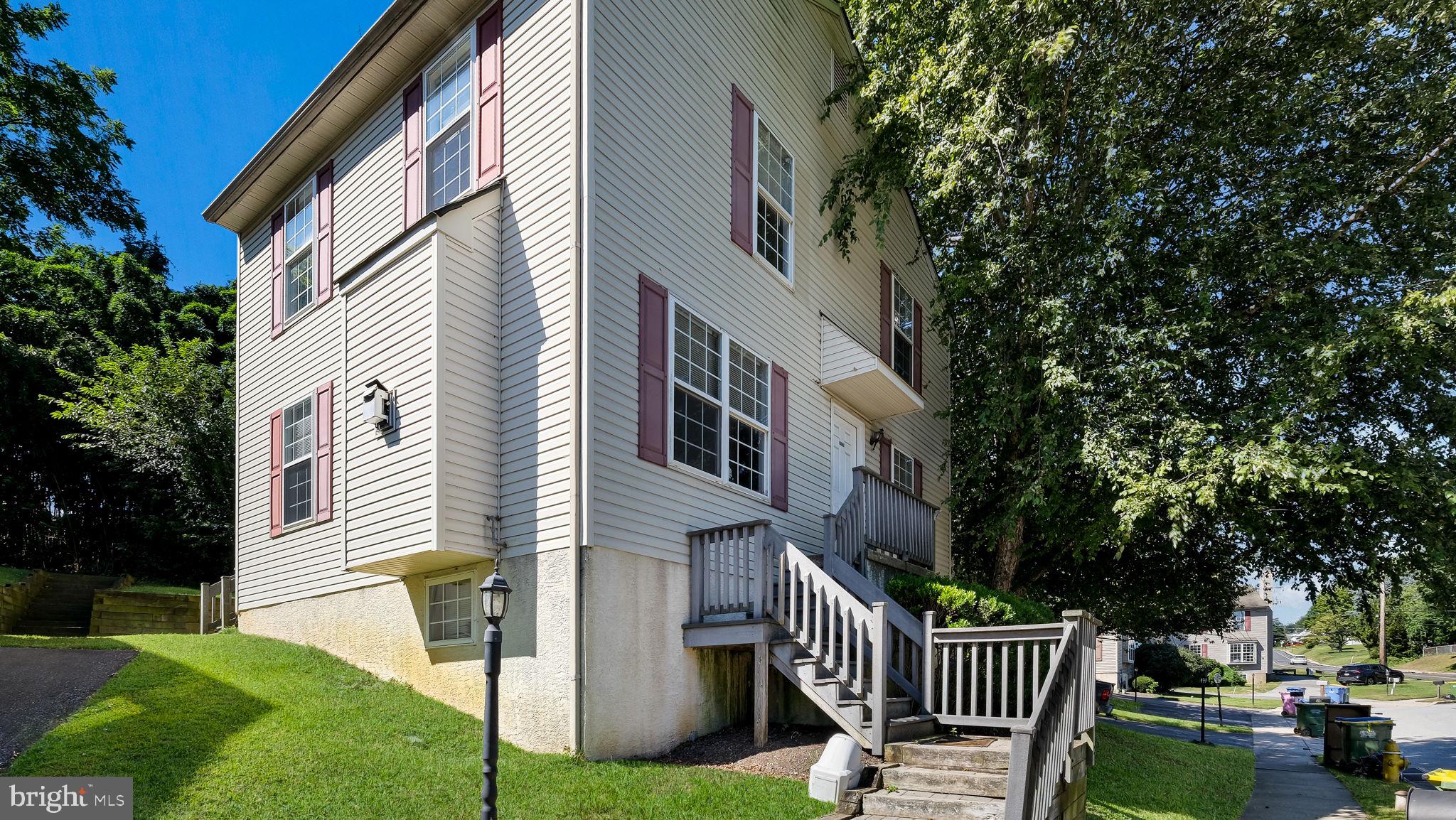 Great rental in Penn Delco School District. Twin home with 3 bedrooms and 2 and 1/2 baths.
Living room with fireplace. Sliders to deck off rear of house. Large kitchen with dining area. Full basement with laundry.
Landlord mows grass. Tenant shovels snow from sidewalk and driveway.
Tenant provides for trash.