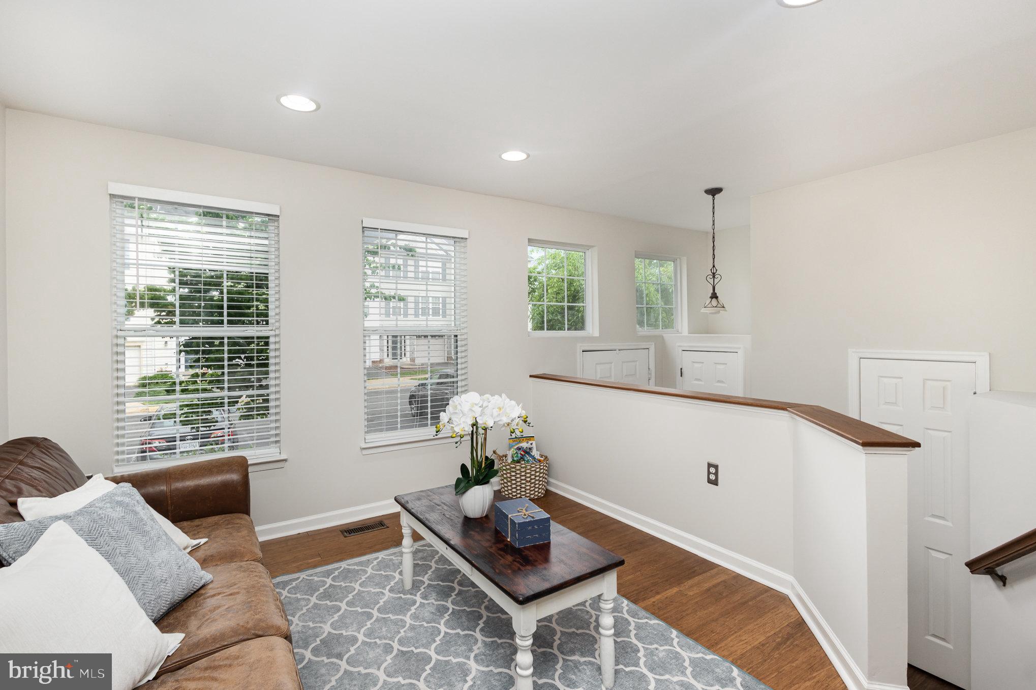 ROUND HILL - Residential