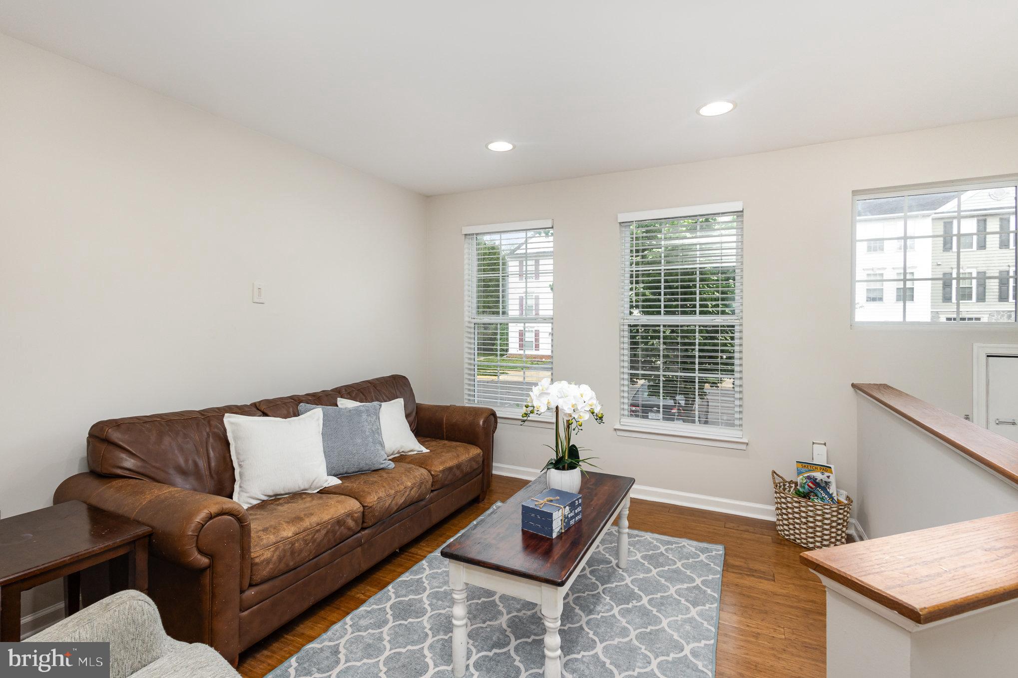 ROUND HILL - Residential