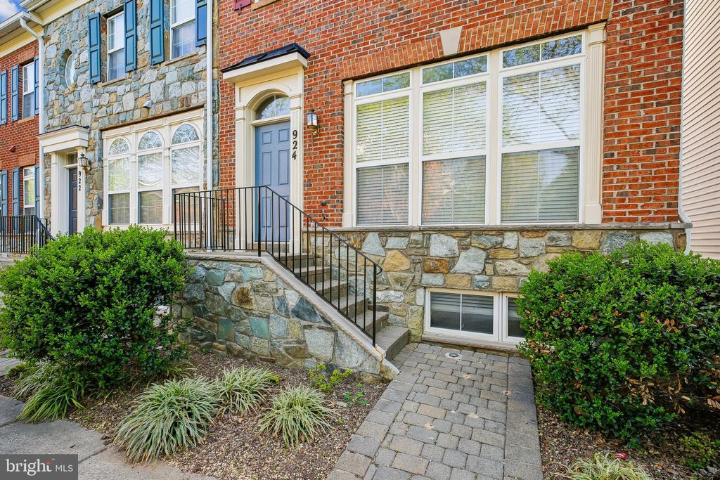 Photo of 924 Havencrest Street, ROCKVILLE, MD 20850 (MLS # MDMC2228432)
