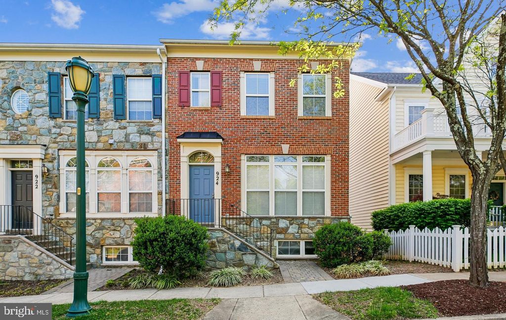 Photo of 924 Havencrest Street, ROCKVILLE, MD 20850 (MLS # MDMC2228432)