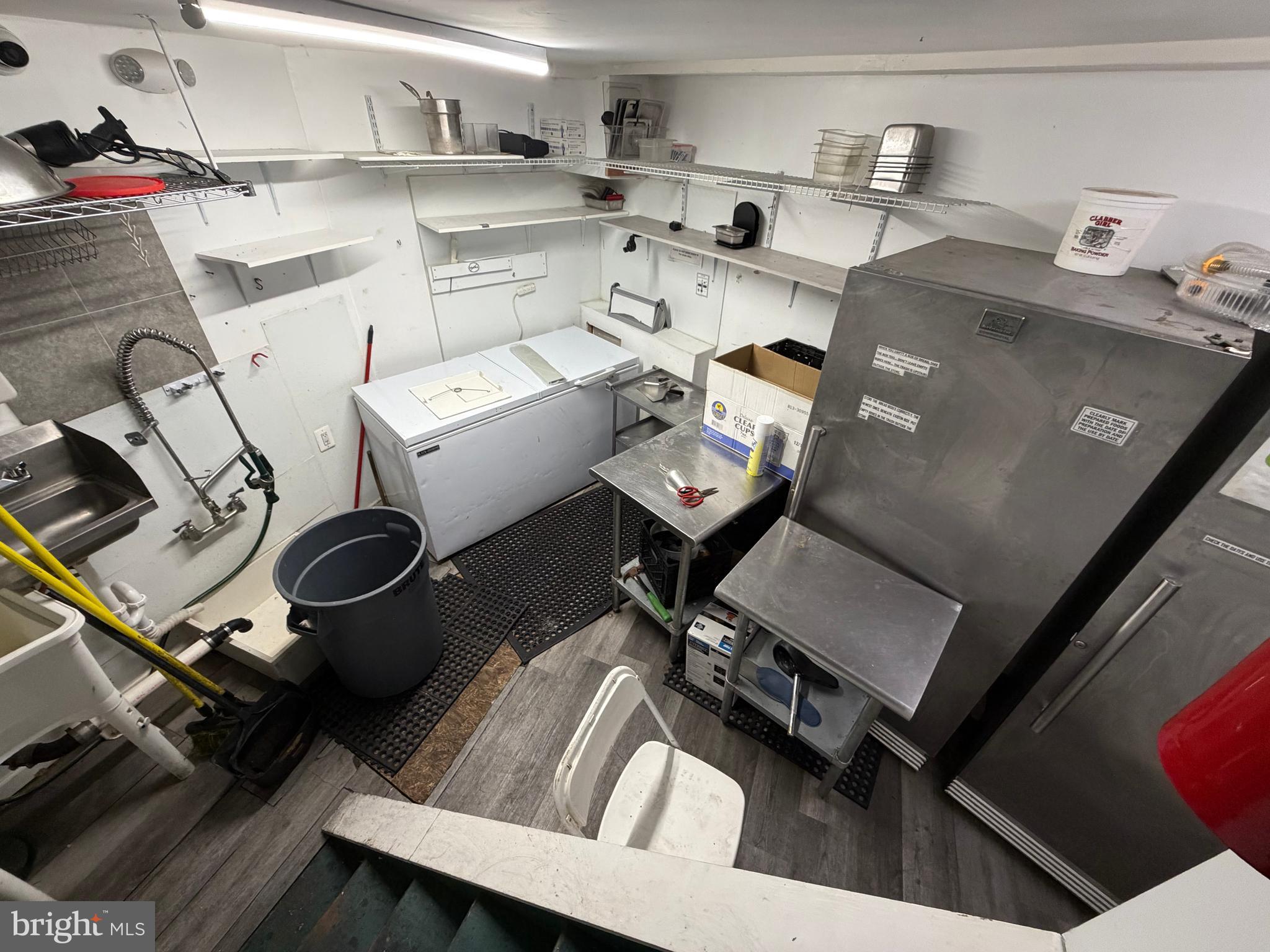 POINT BREEZE - Commercial Sale