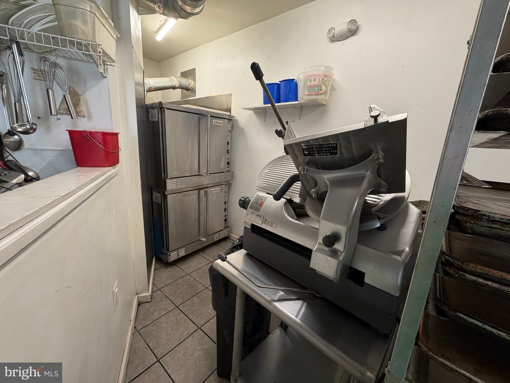 POINT BREEZE - Commercial Sale