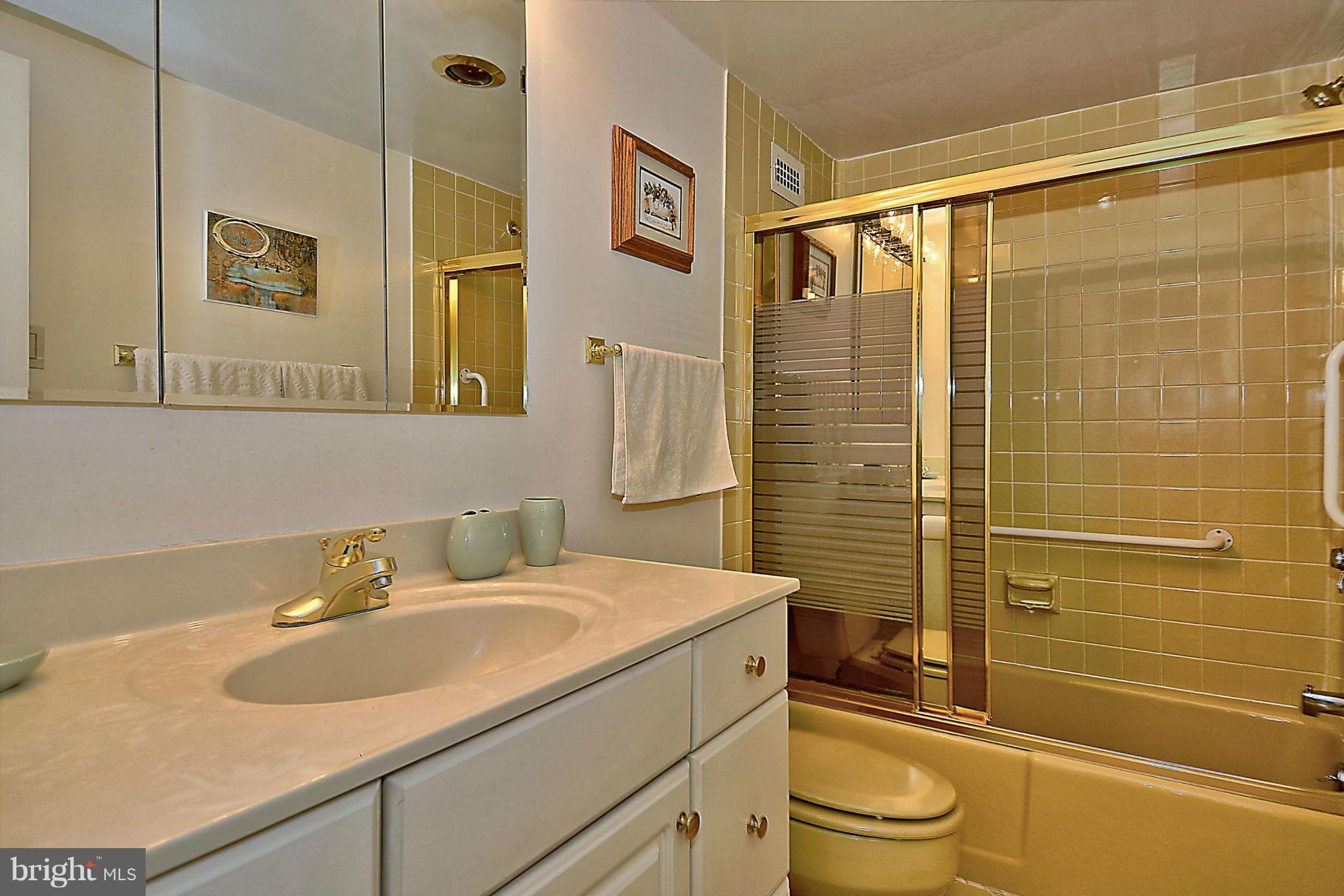 PROMENADE TOWERS - Residential