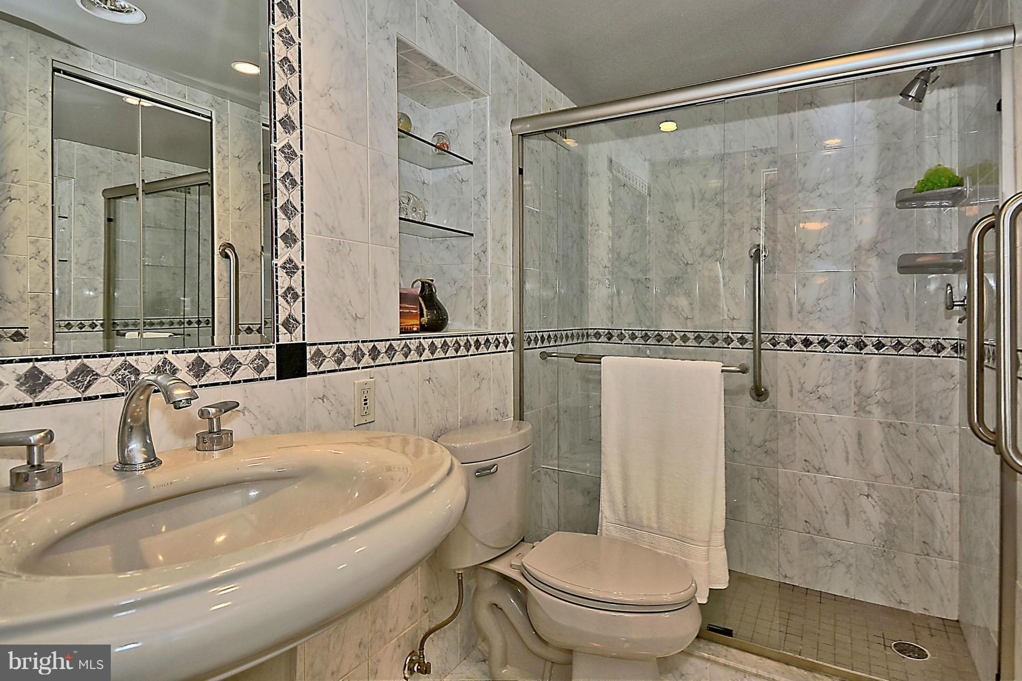 PROMENADE TOWERS - Residential