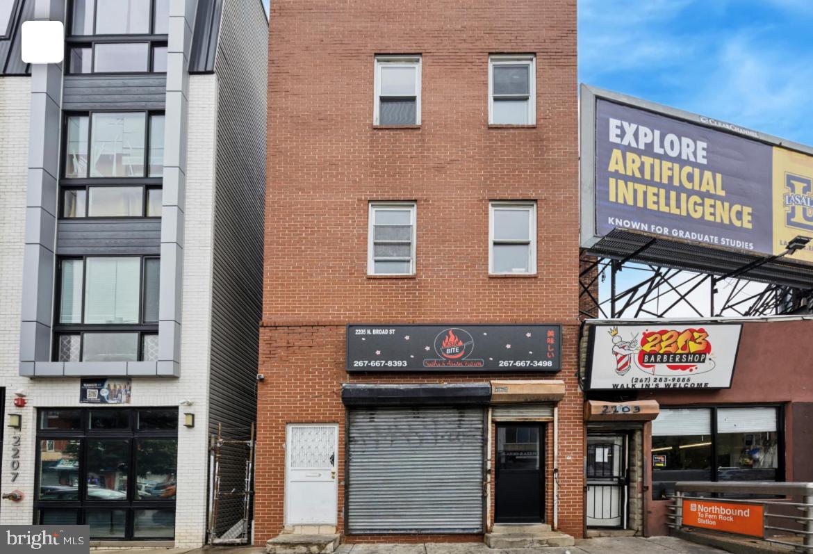 2 Bedrooms 1 bathroom 2nd Floor apartment looking for rent. Great location, walking distance to university and all different kinds business. The unit has been recently remodeled with fresh paint, vinyl floor, new kitchen and upgrade bathroom. The tenant pay electricity. The landlord pay water and gas.
