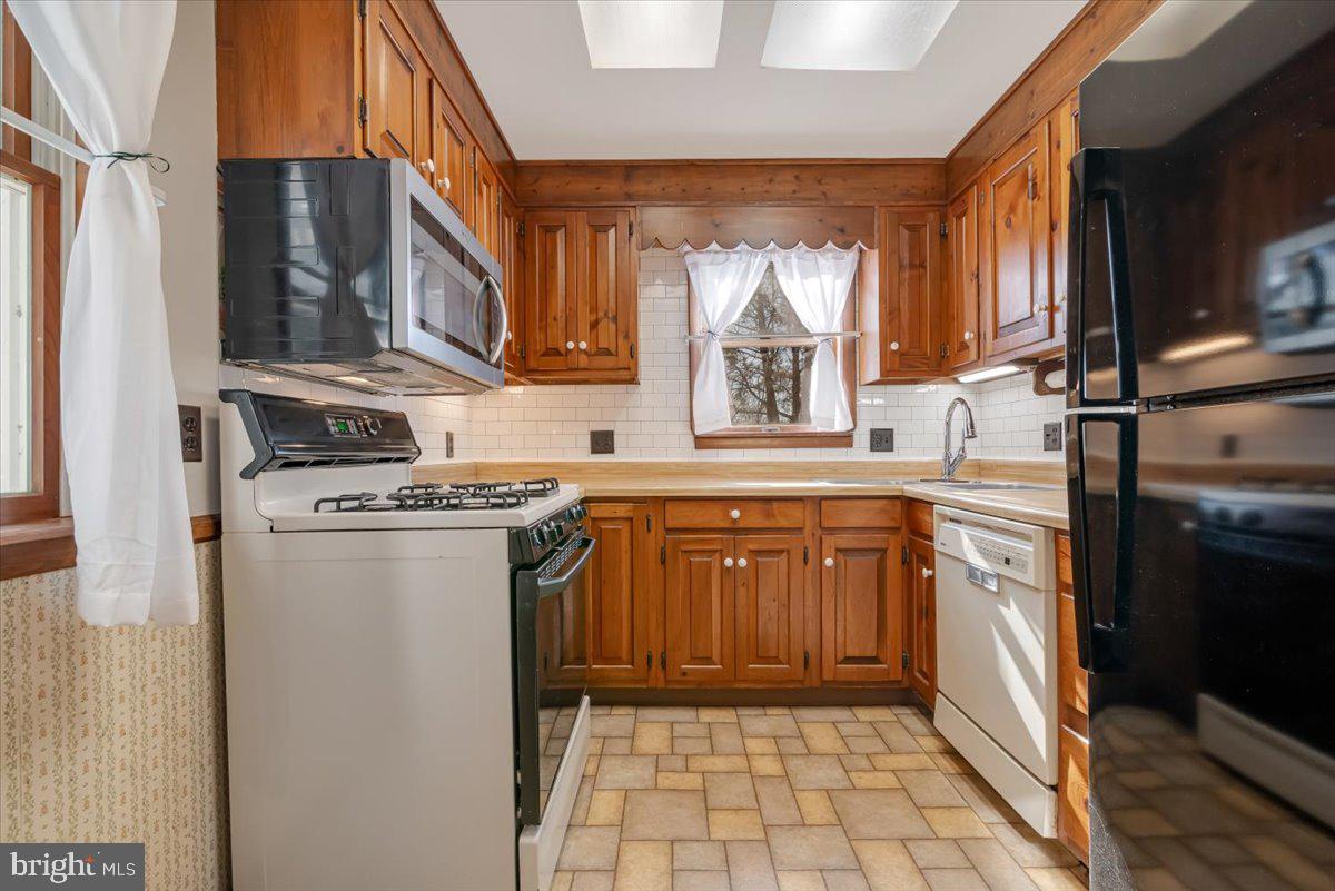 NONE AVAILALBE - Residential Lease