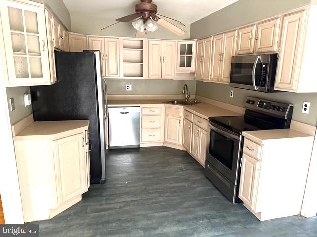 5 WOODS EDGE COURT