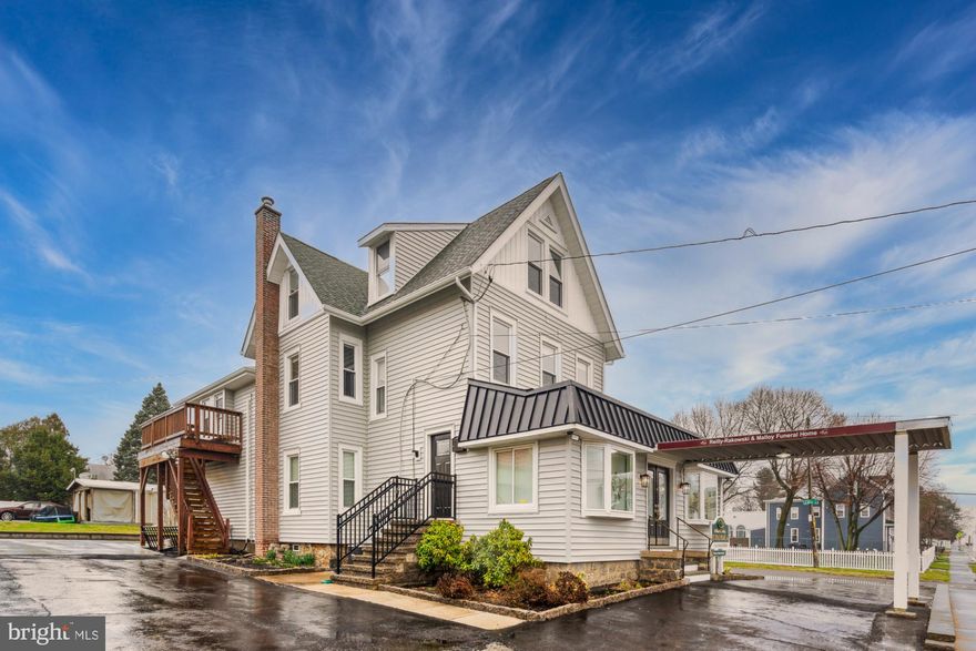 Commercial space in great location. It is located in a high traffic area and has it's own parking lot. Building only for sale. The current set up is a funeral home with living quarters. The living quarters have updated kitchen with stainless steel appliances and updated bathroom.