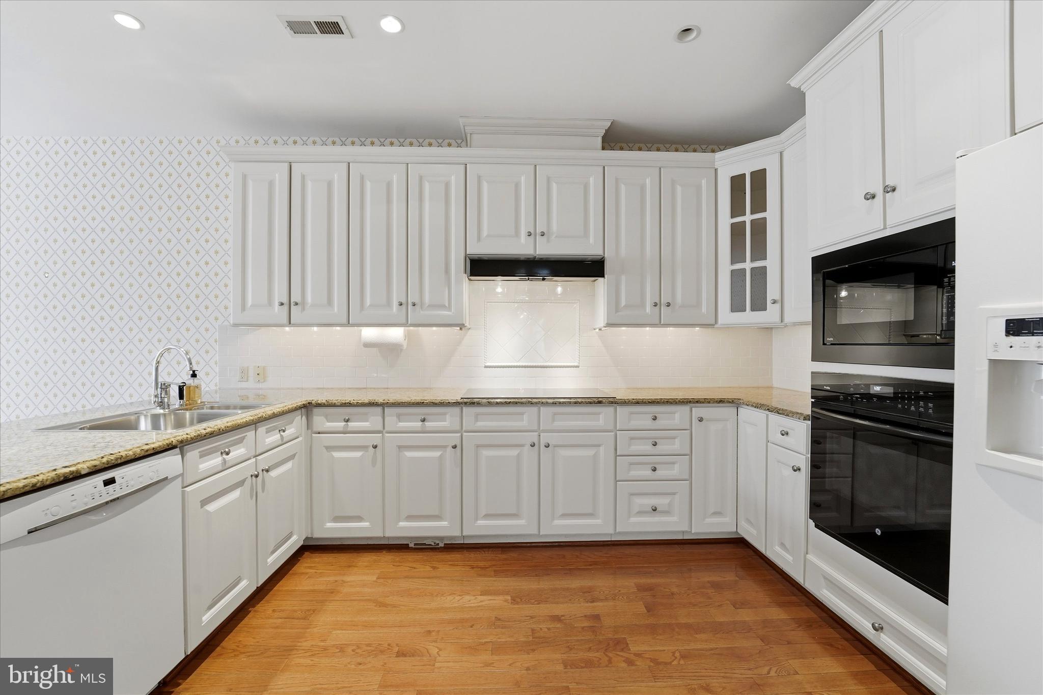 FOXCROFT OF BLUE B - Residential