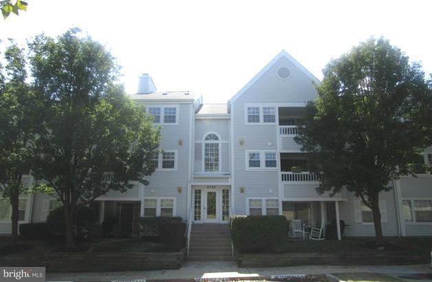 Fannie Mae Homepath property. Charming top floor condo in sought after Montgomery Run. Unit has a foyer entry to a spacious living room w/hardwood floors throughout & ceiling catherdrals, nice sized kitchen, separate dining room, 2 large bedrooms w/ walk-in closets and 2 full baths. Easy access to major commuting routes. A Fannie Mae Homepath property.