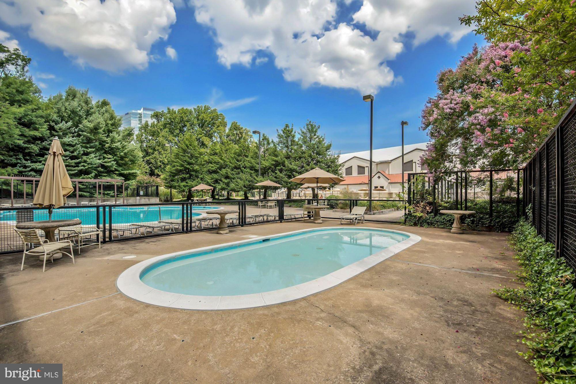 ENCORE OF MCLEAN - Residential