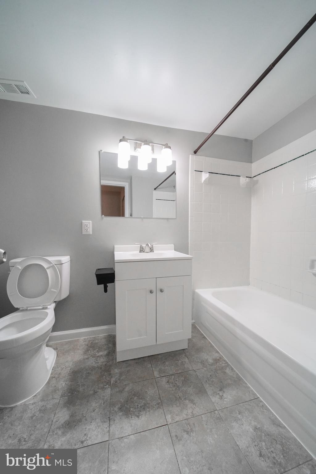 TREETOP CONDO - Residential Lease