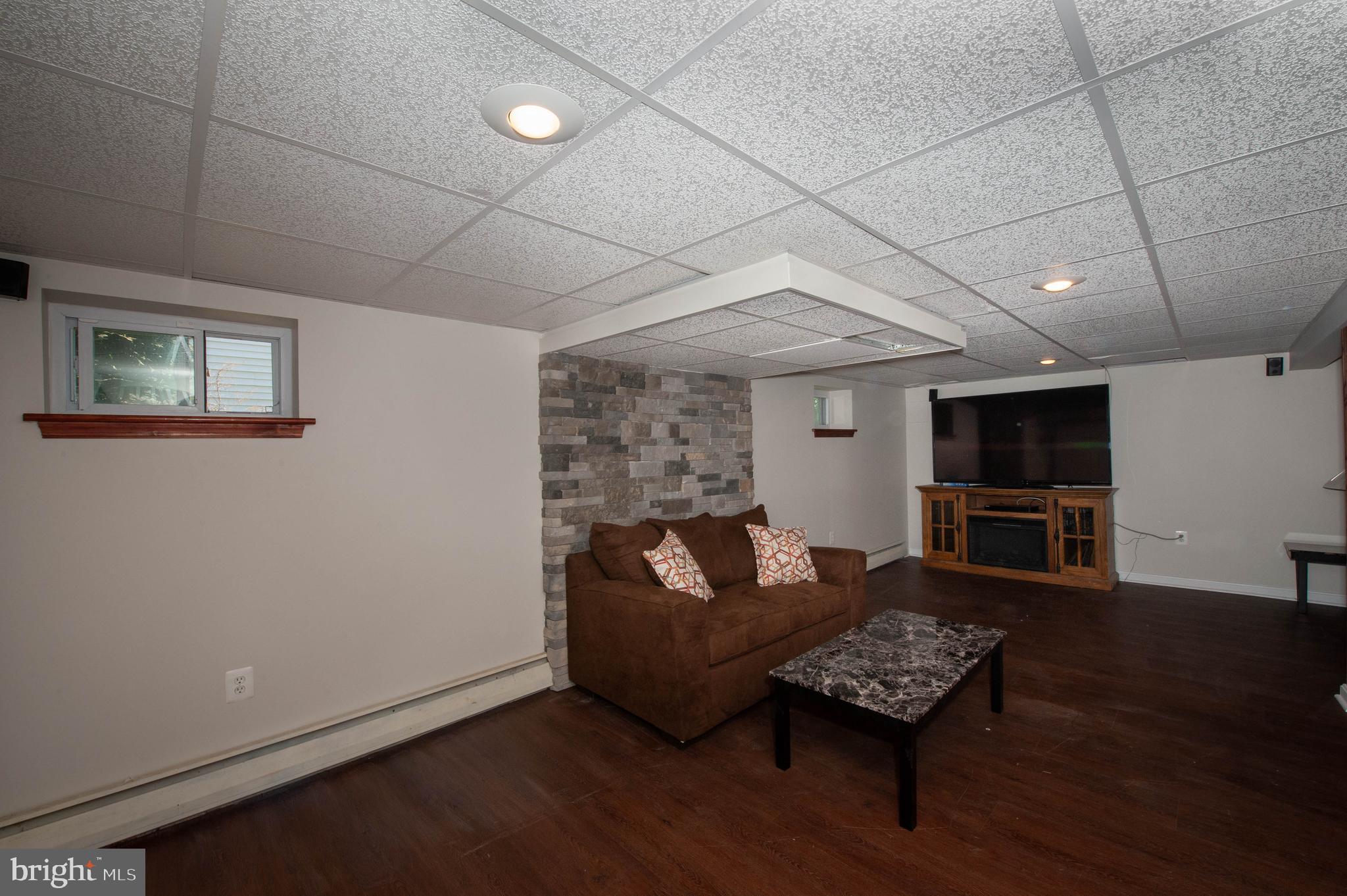 CROMWELL MANOR - Residential