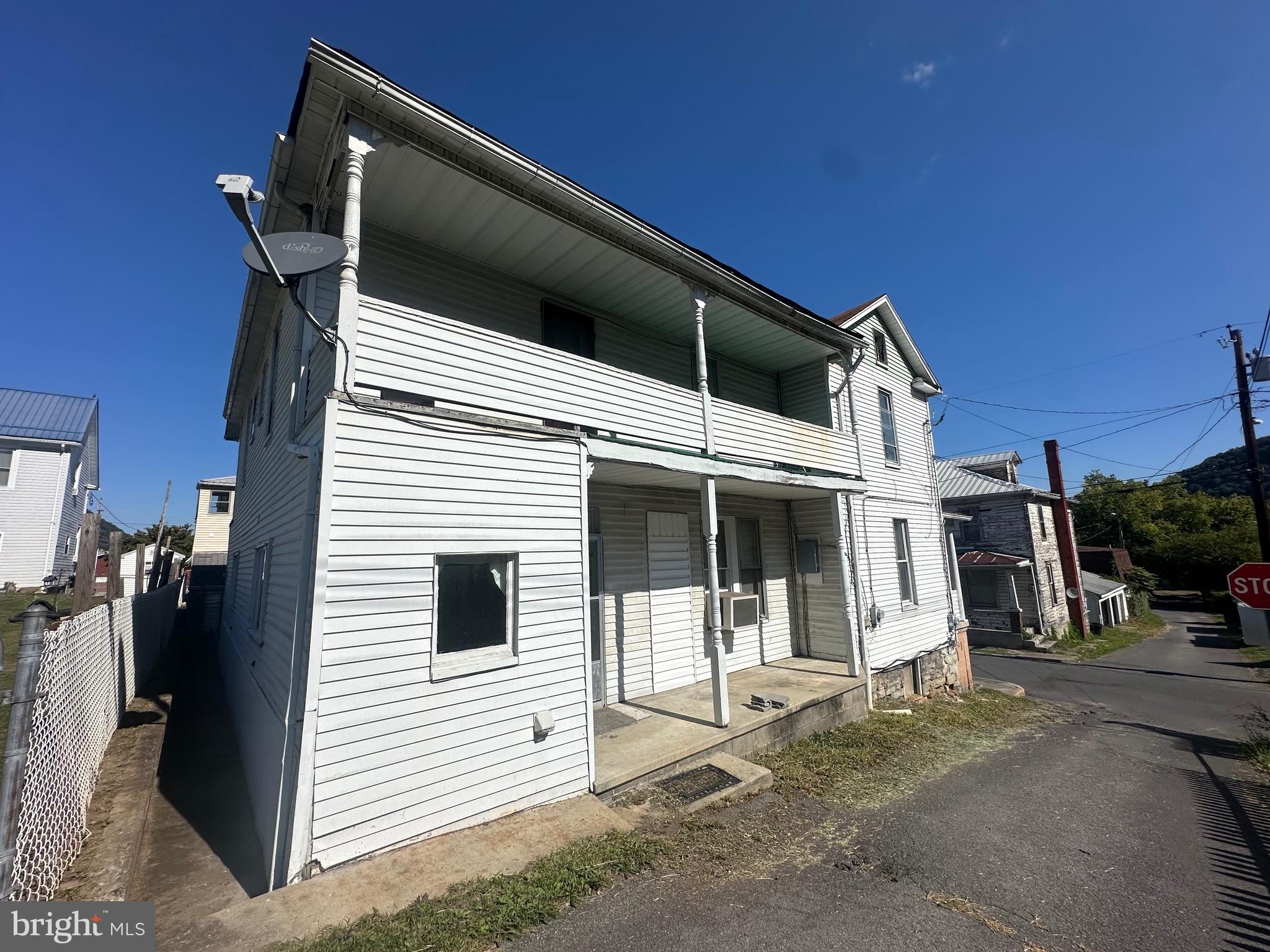 Main image without alt text