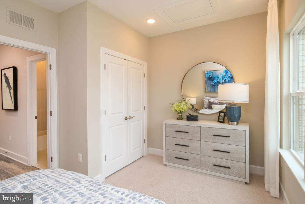 GATEWAY WEST - Residential