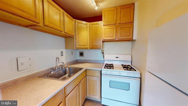 RIVER TOWERS - Residential Lease