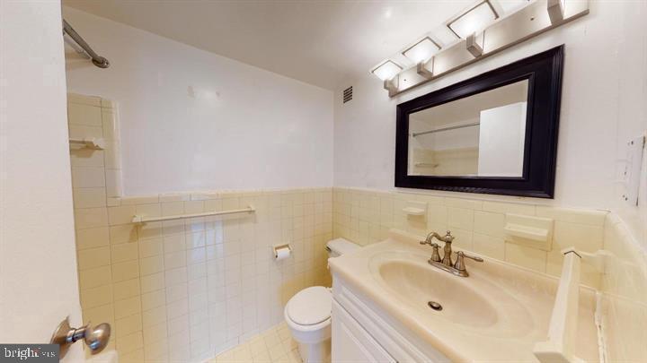 RIVER TOWERS - Residential Lease