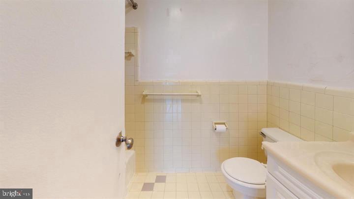 RIVER TOWERS - Residential Lease