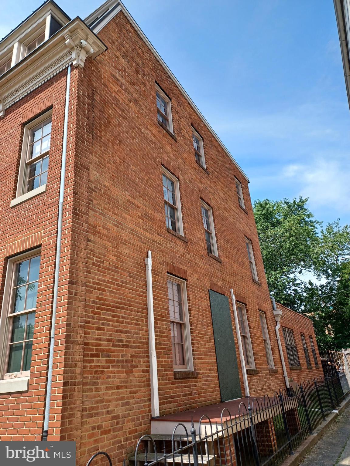 Main image without alt text