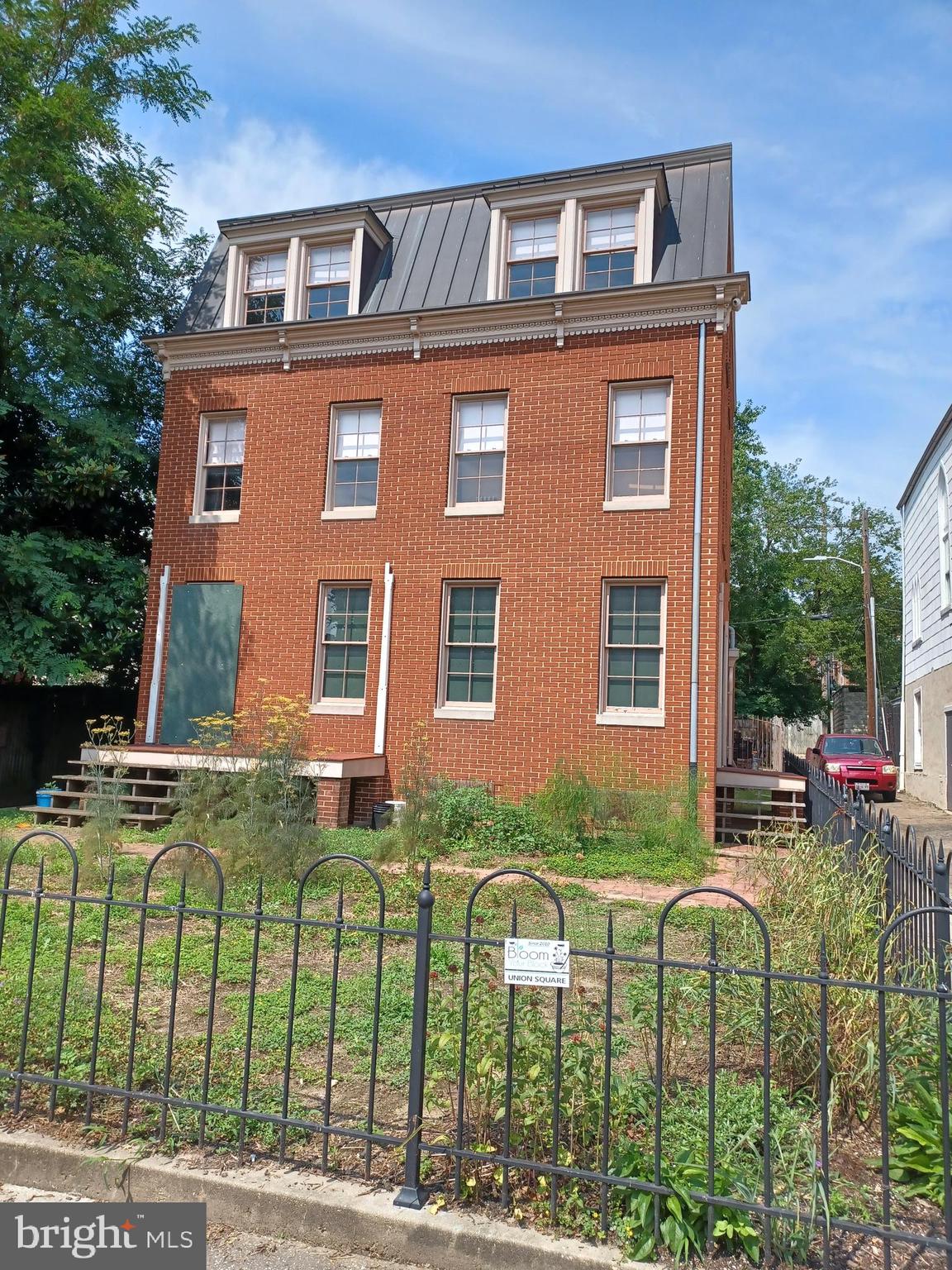 Main image without alt text