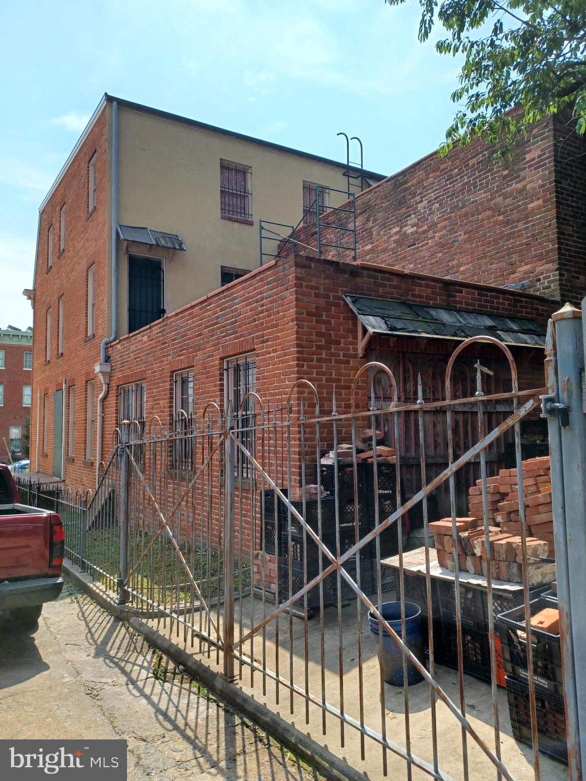 Main image without alt text