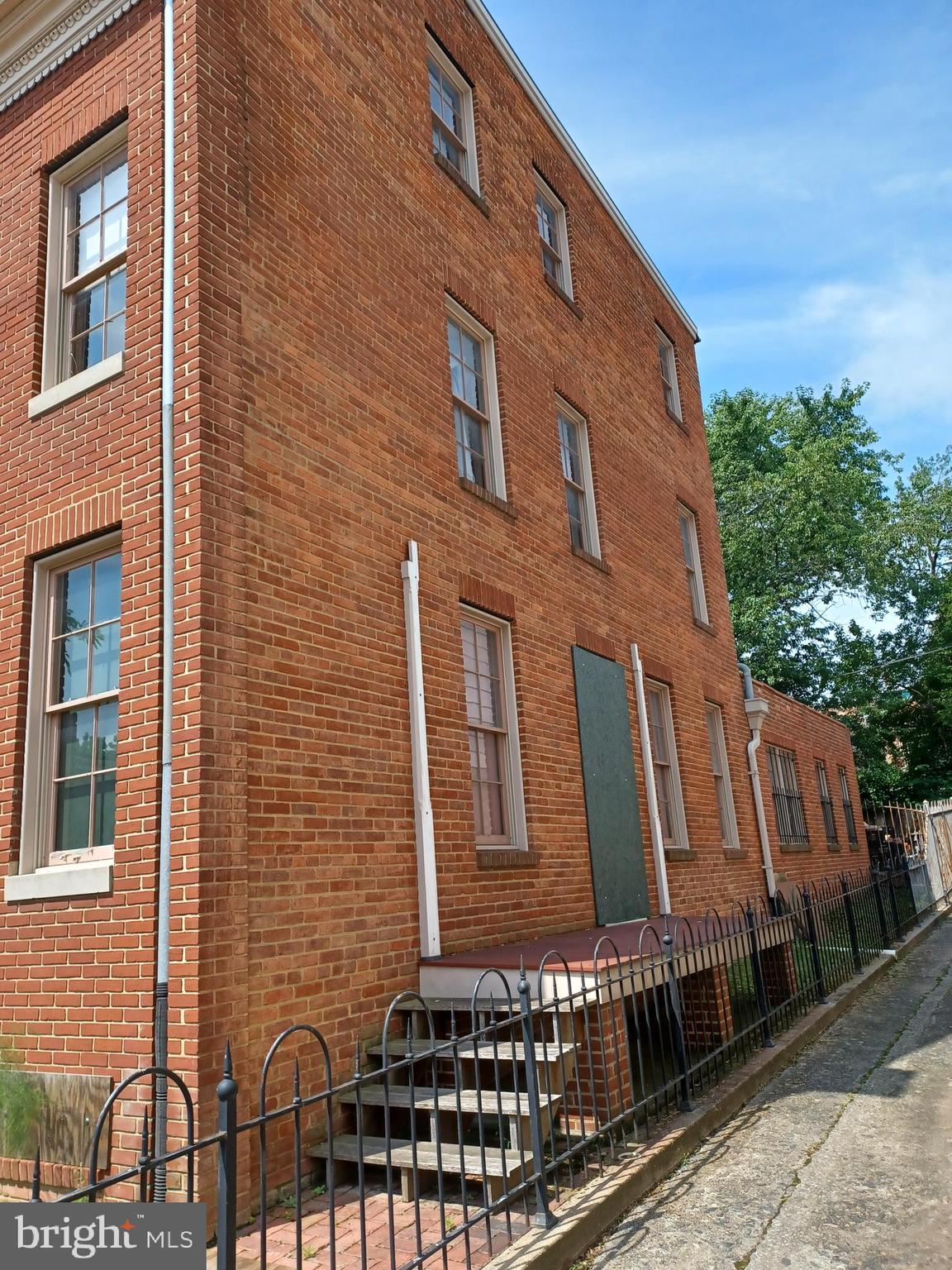 Main image without alt text