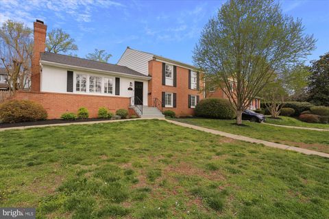 Photo of 6311 HAVILAND DR, BETHESDA, MD 20817 (MLS # MDMC2088480)