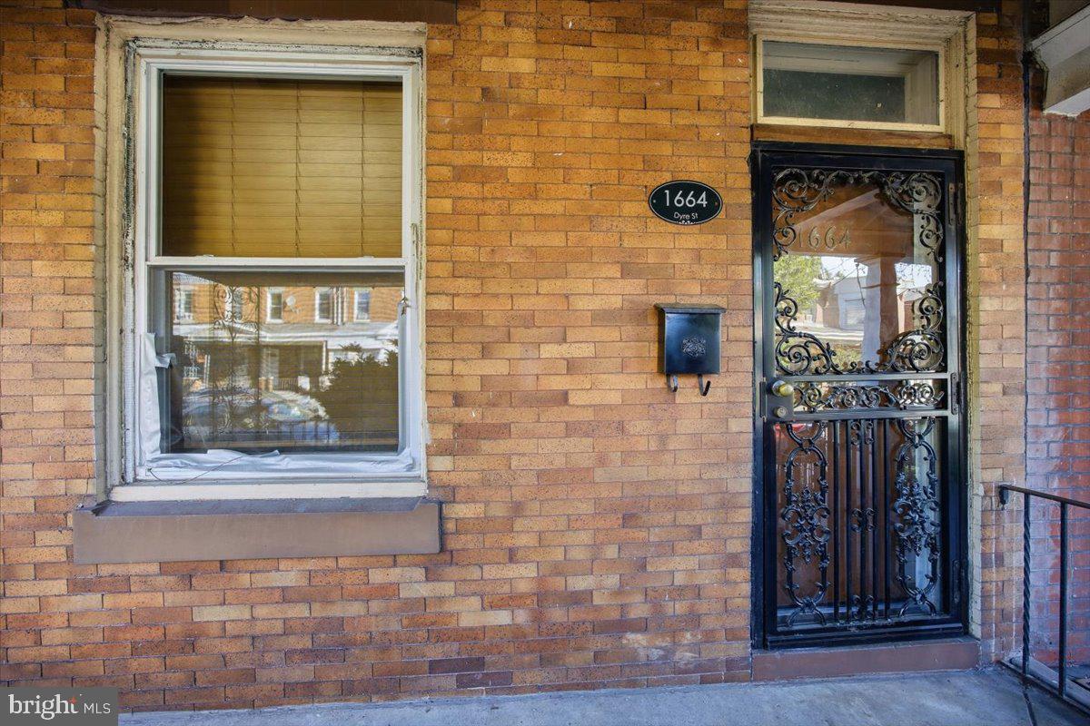 1664 DYRE STREET