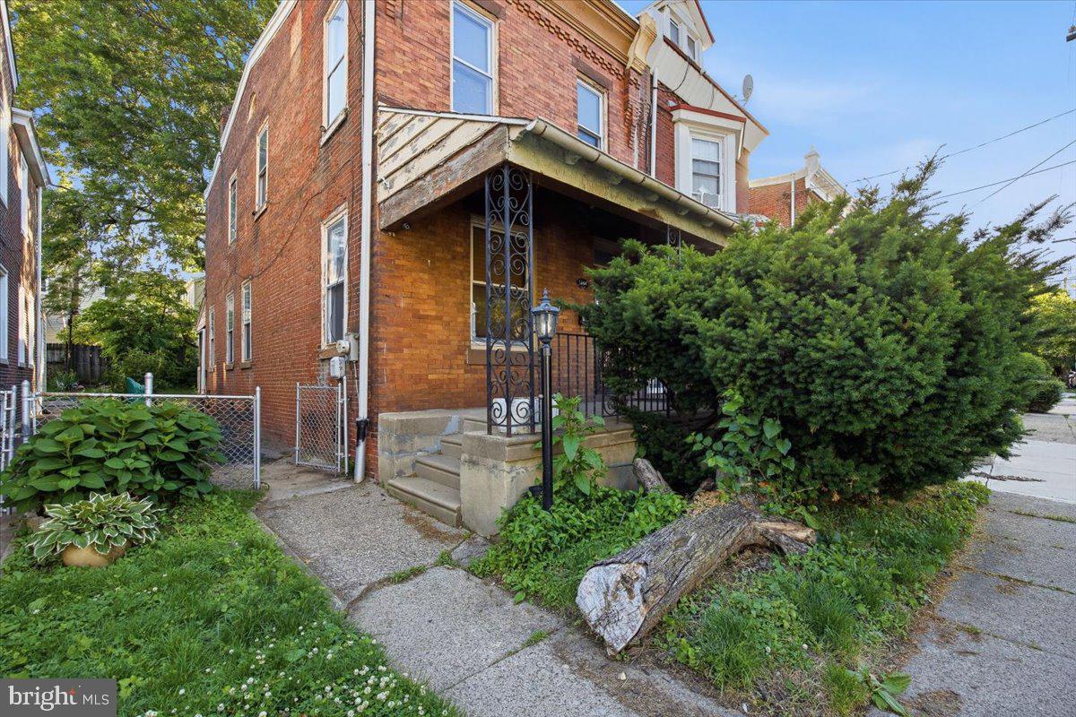 1664 DYRE STREET
