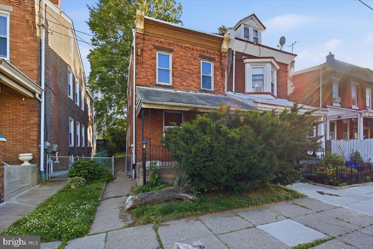 1664 DYRE STREET