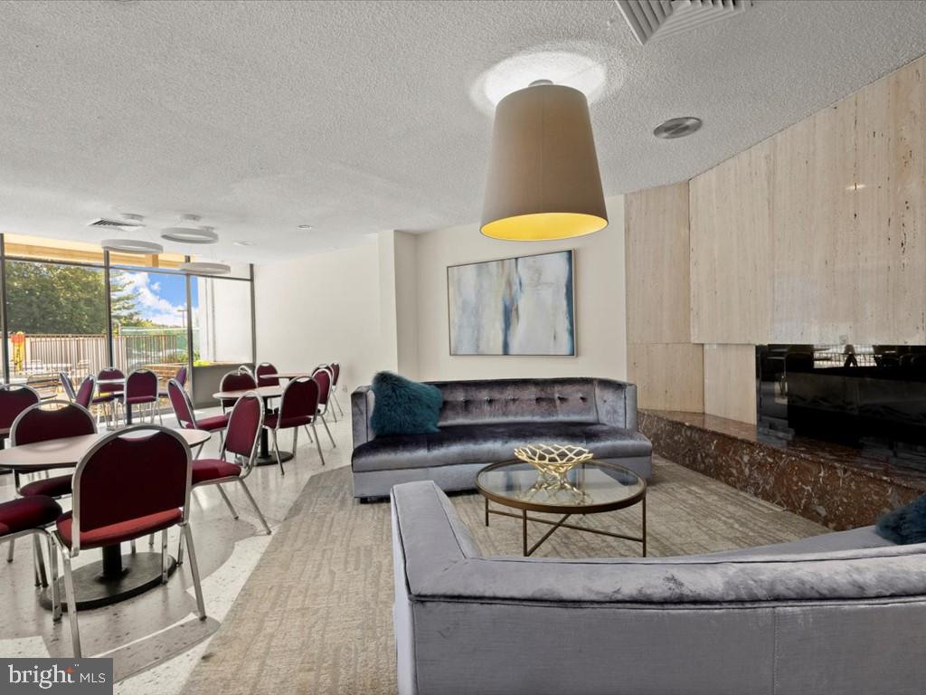 ALEXANDRIA KNOLLS - Residential