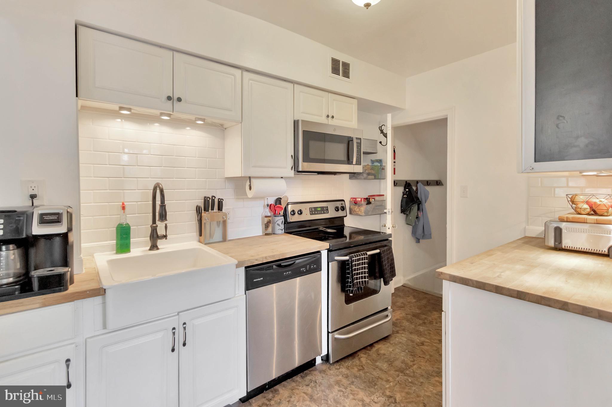 GLEBE MANOR - Residential Lease