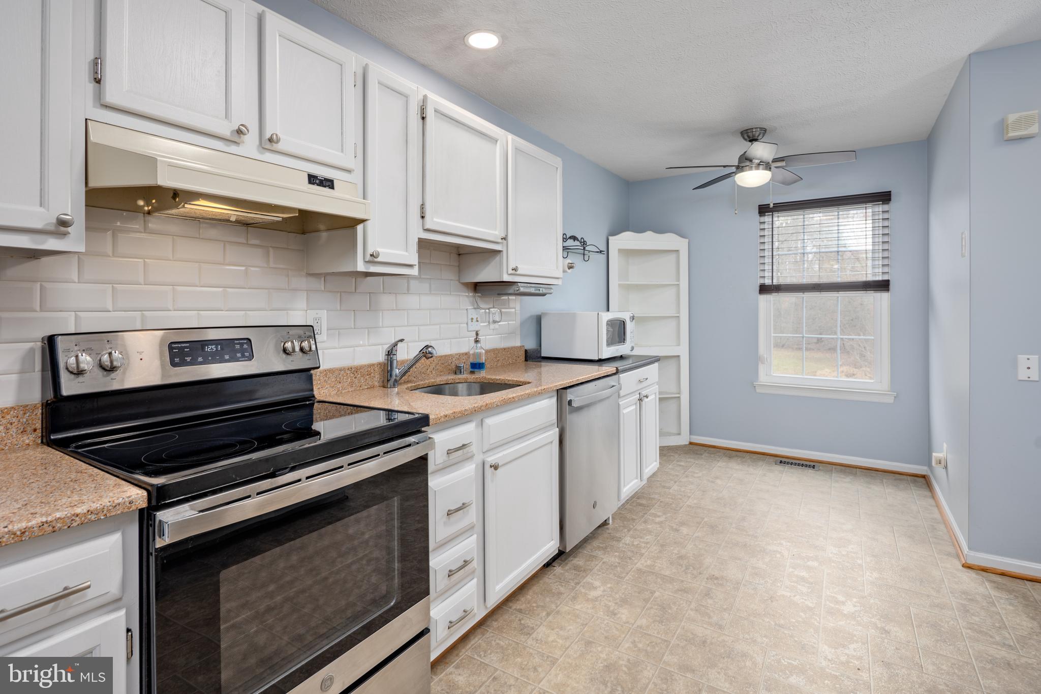 CARROLLWOOD MANOR - Residential