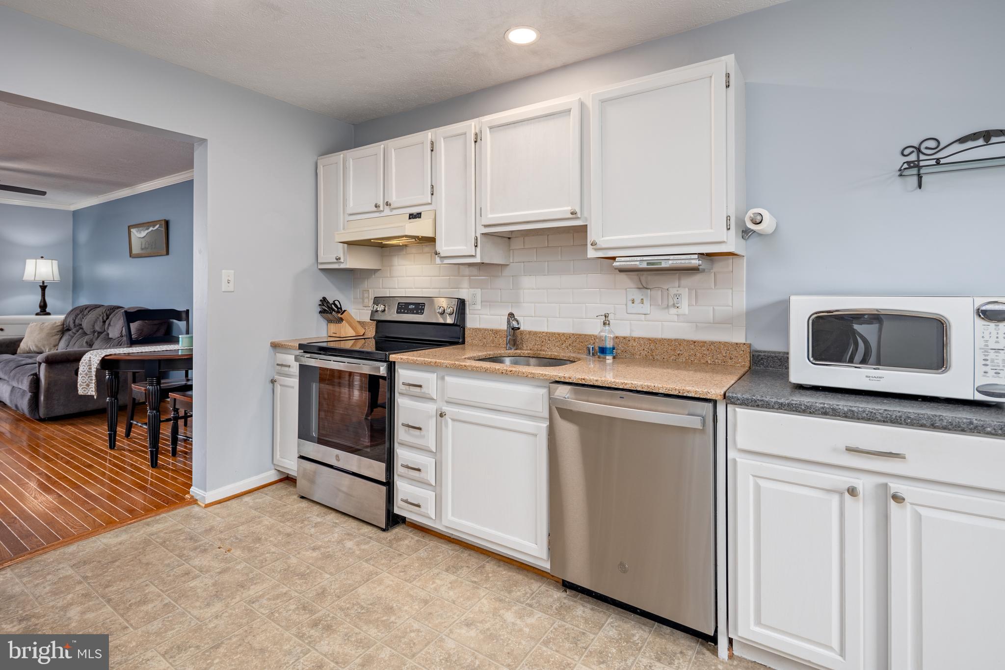 CARROLLWOOD MANOR - Residential