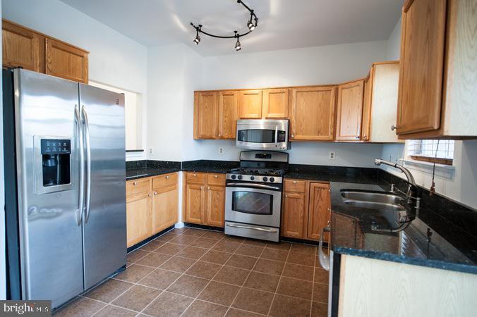 CENTRE RIDGE LAND BAY - Residential Lease