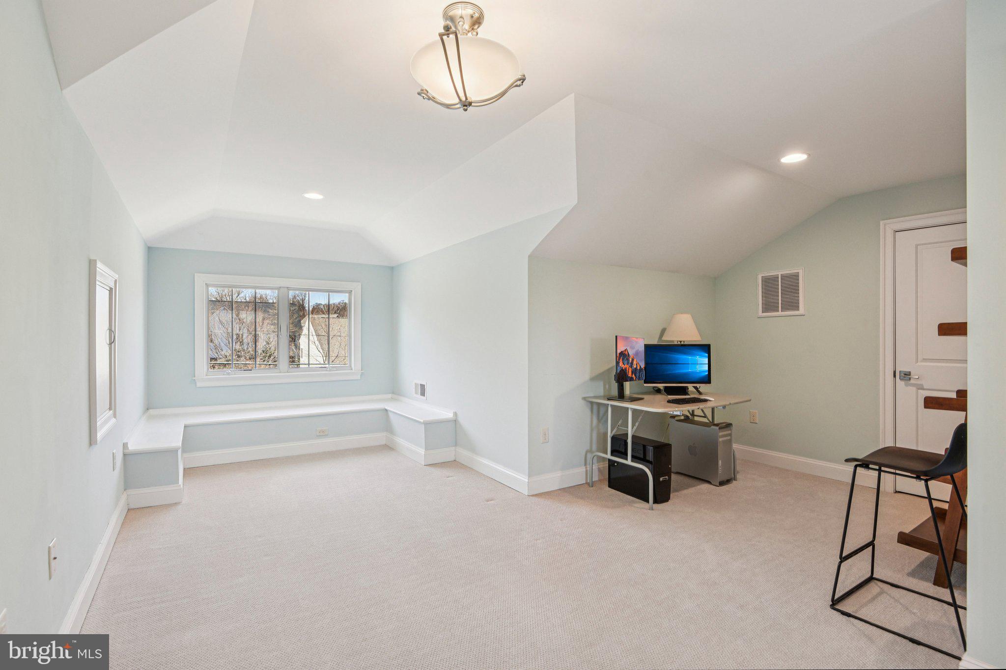 CRESCENT HILLS - Residential