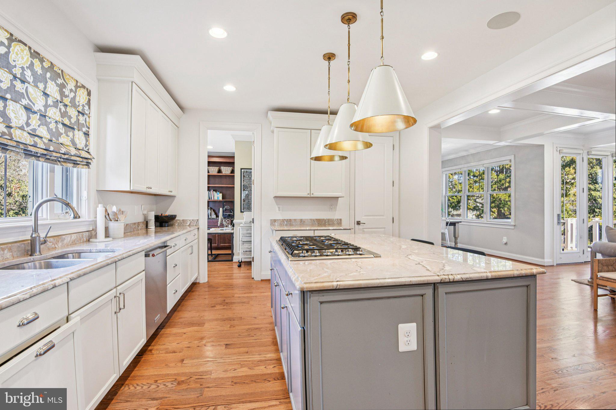 CRESCENT HILLS - Residential