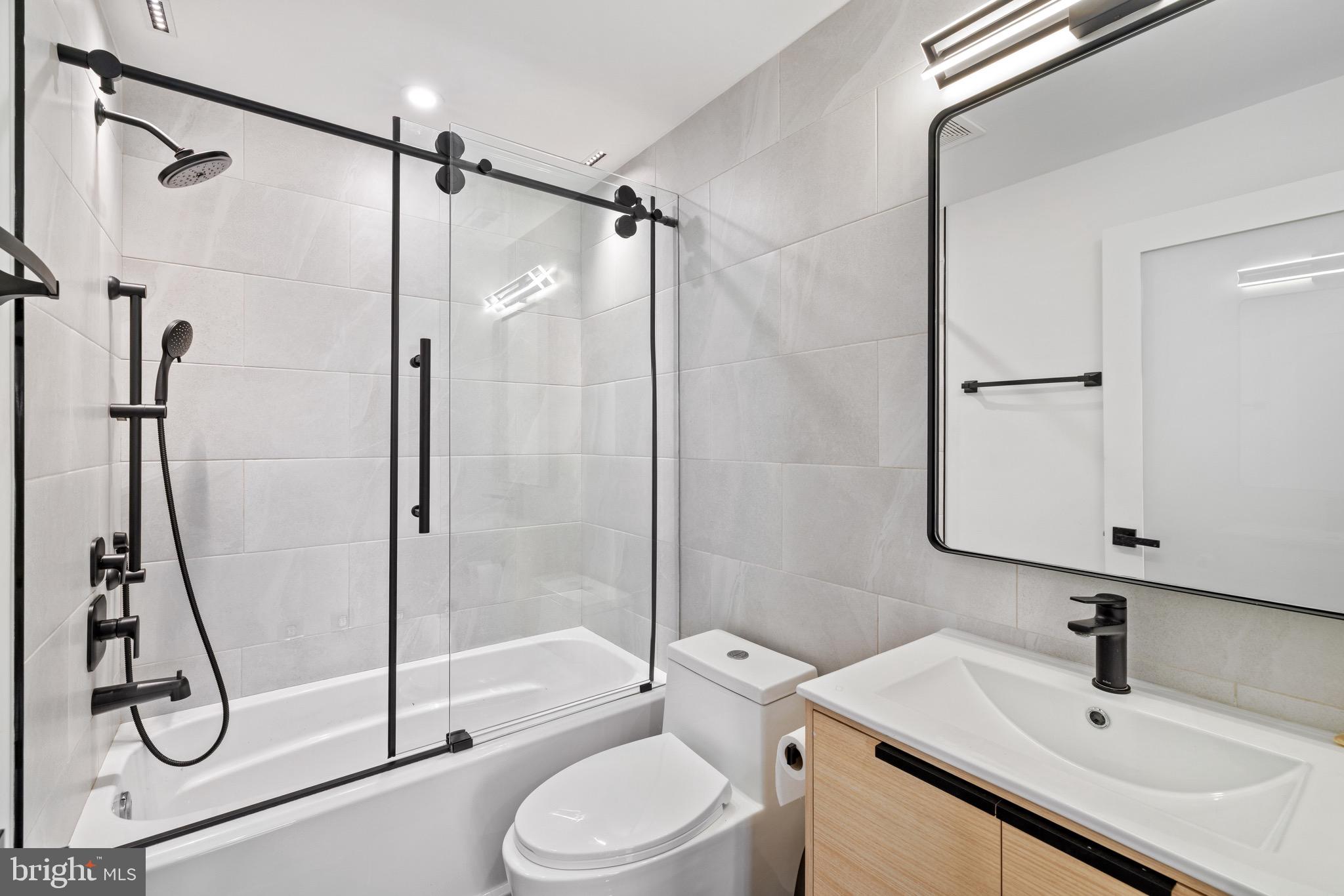 LOGAN SQUARE - Residential