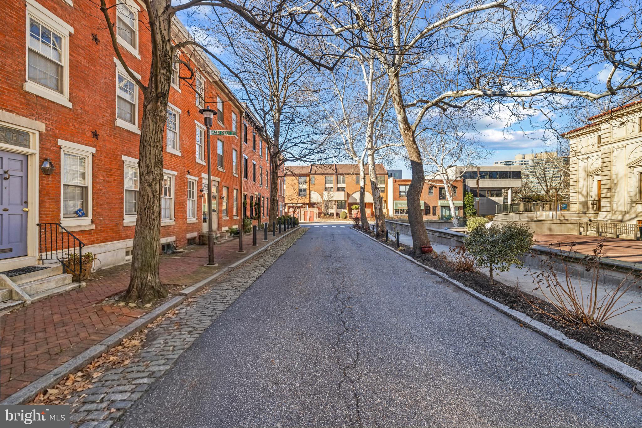 LOGAN SQUARE - Residential