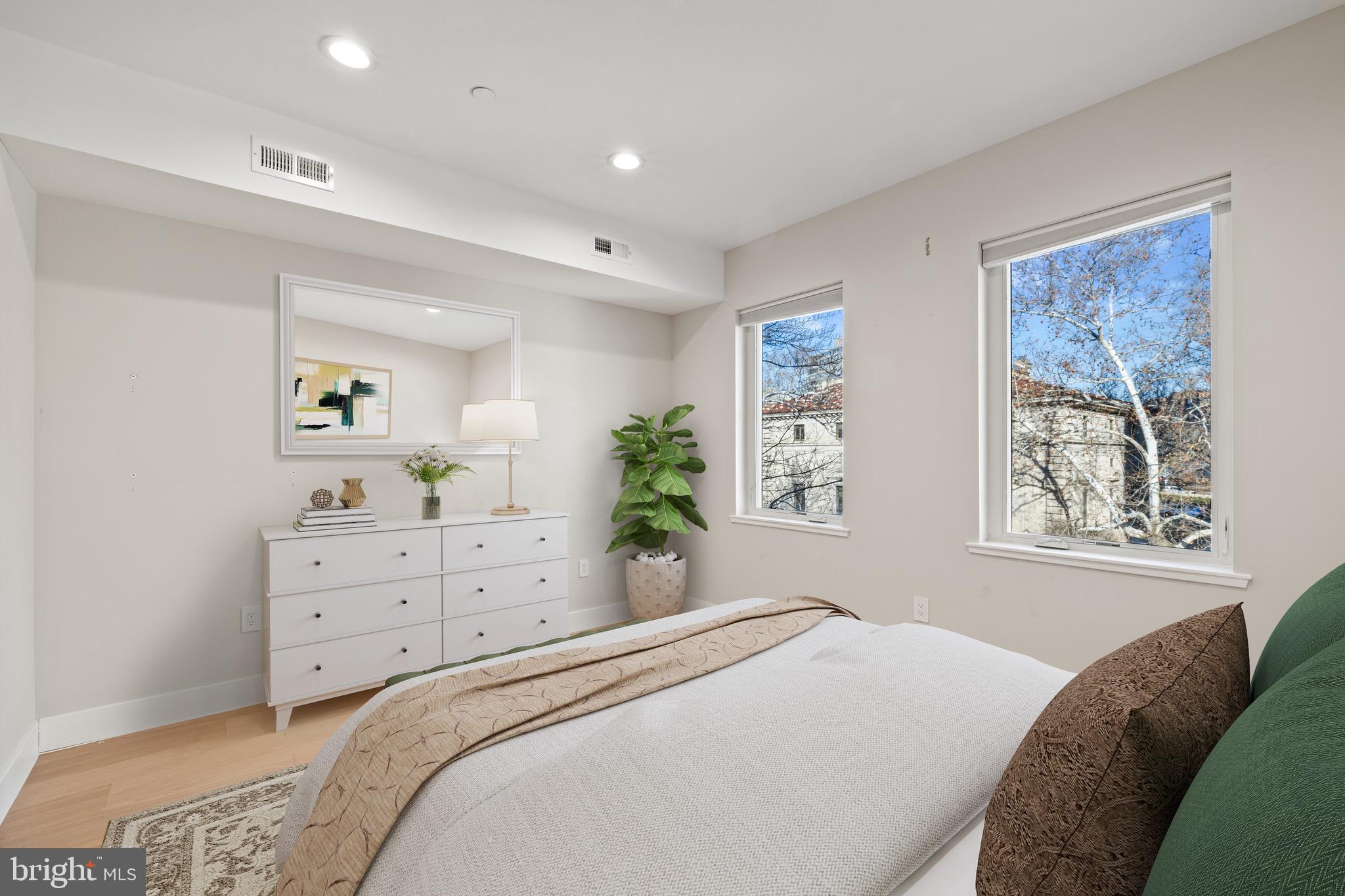 LOGAN SQUARE - Residential