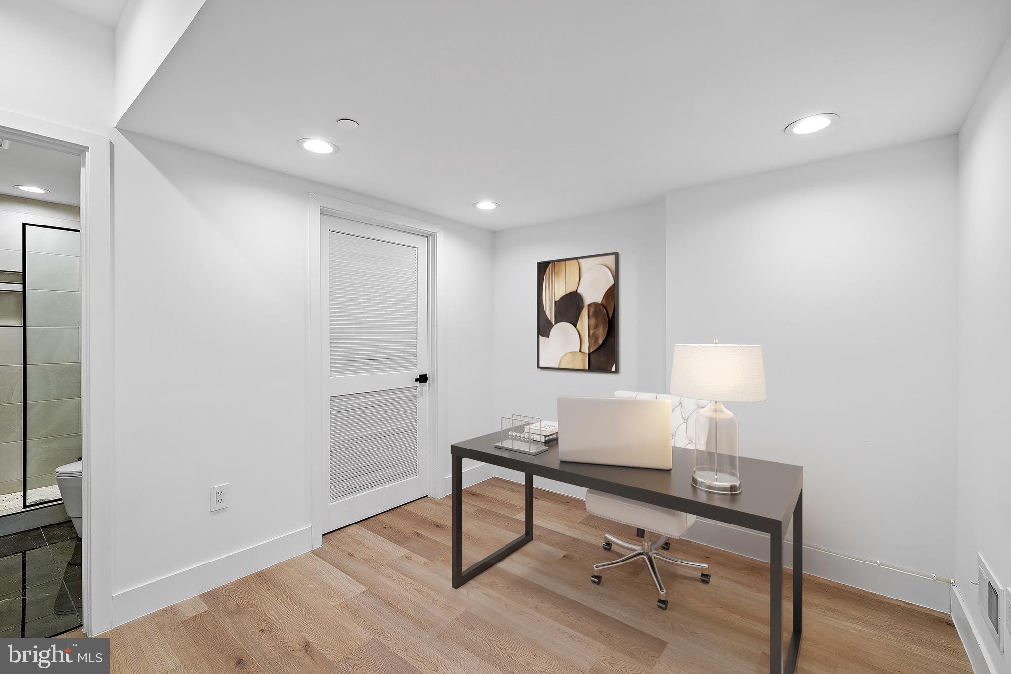 LOGAN SQUARE - Residential