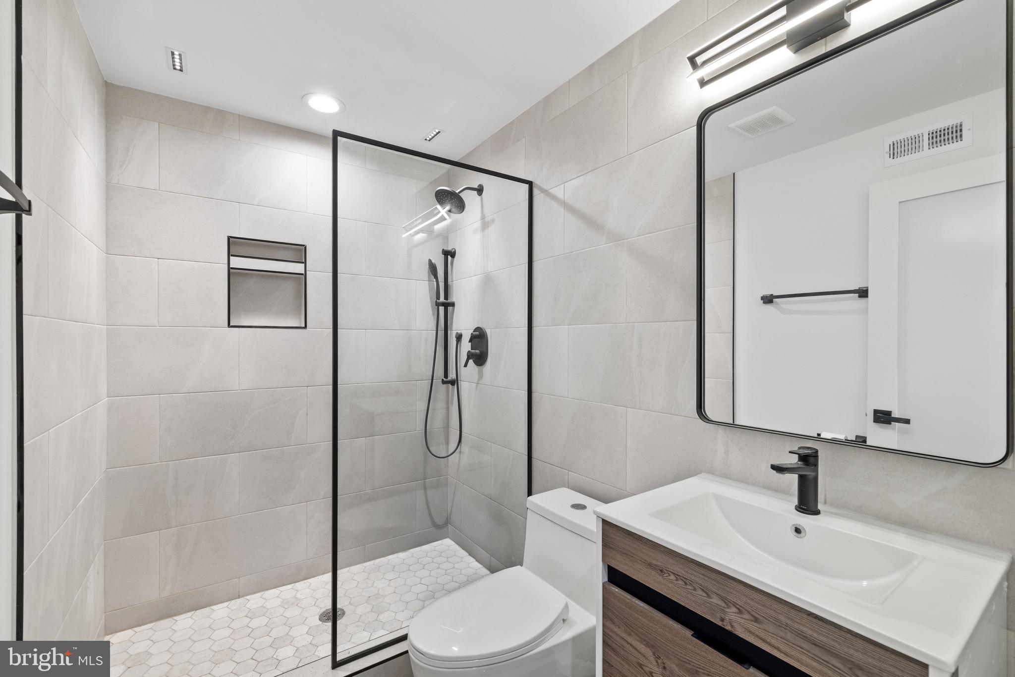 LOGAN SQUARE - Residential