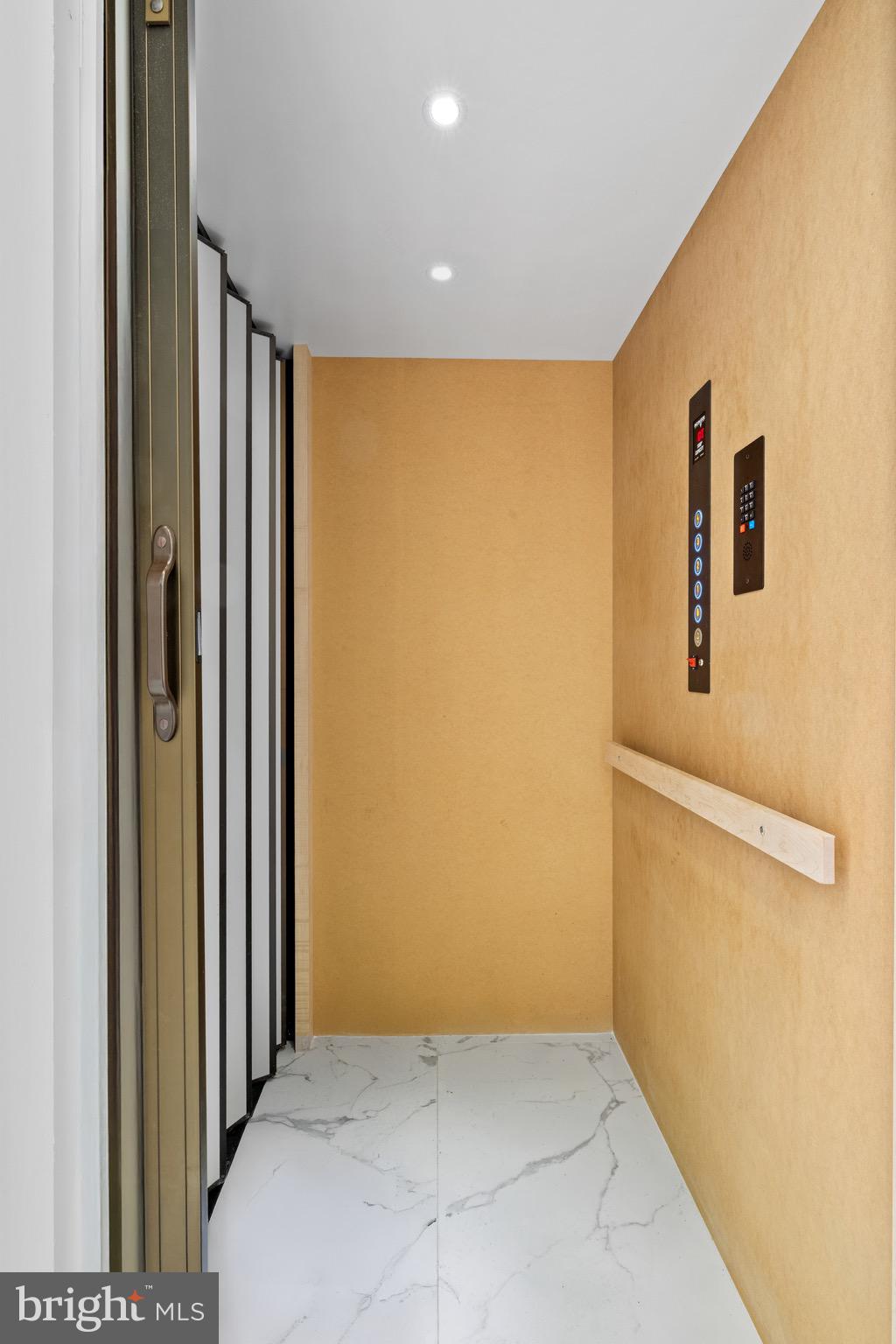 LOGAN SQUARE - Residential