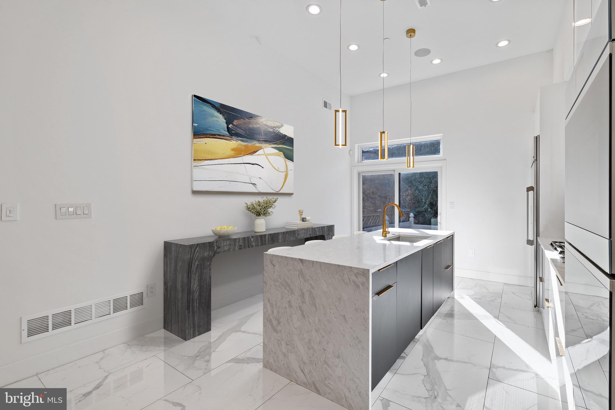 LOGAN SQUARE - Residential