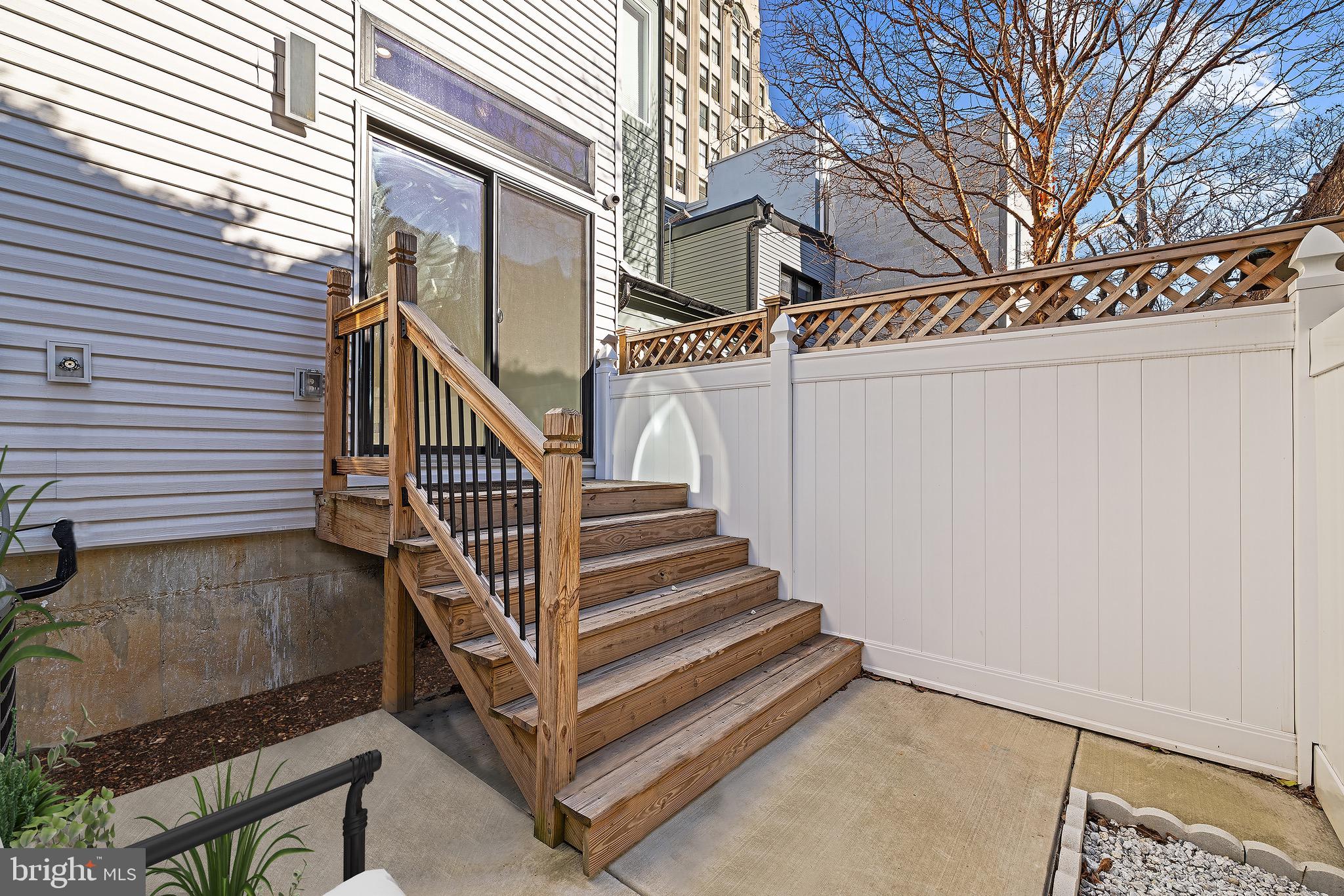 LOGAN SQUARE - Residential