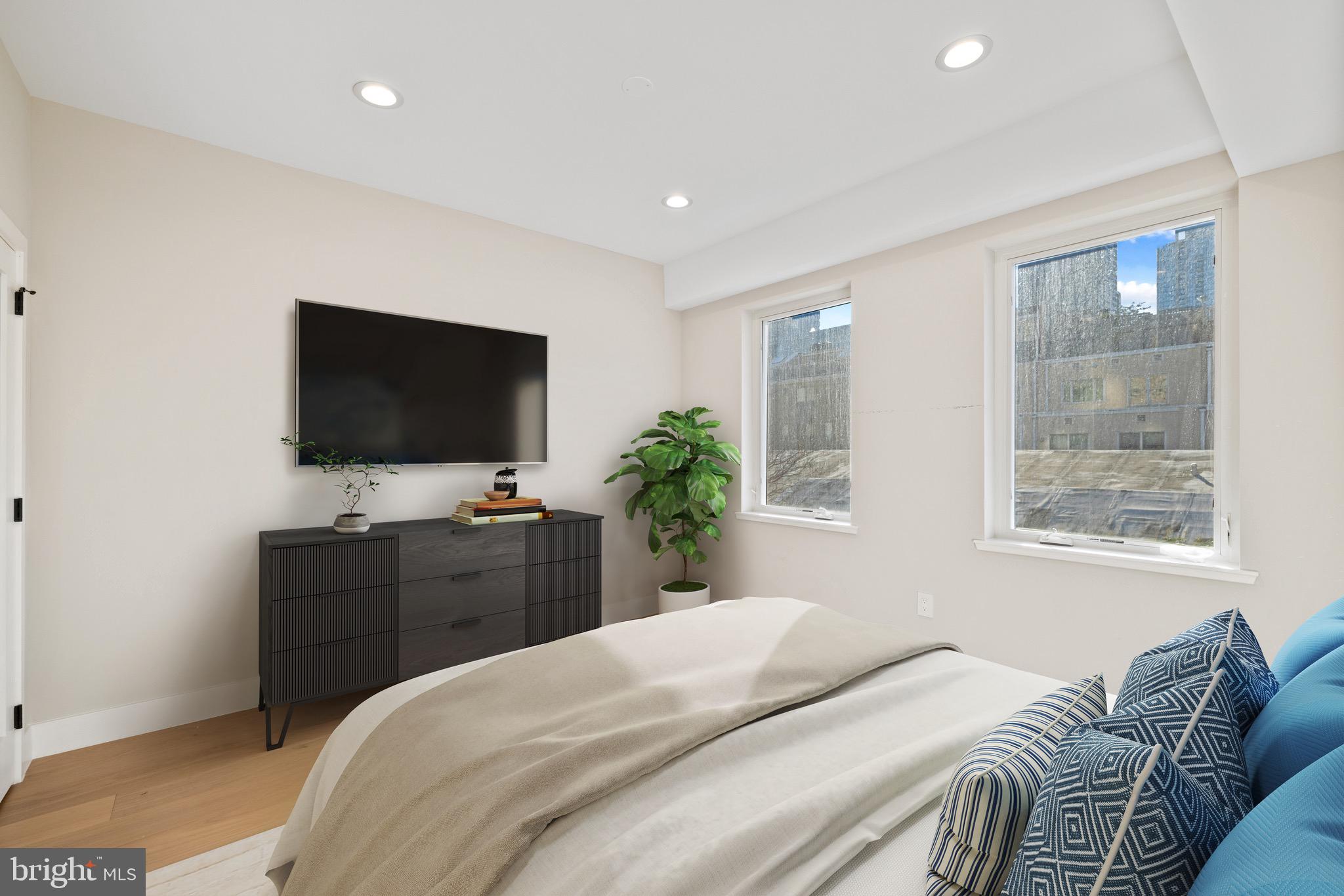 LOGAN SQUARE - Residential