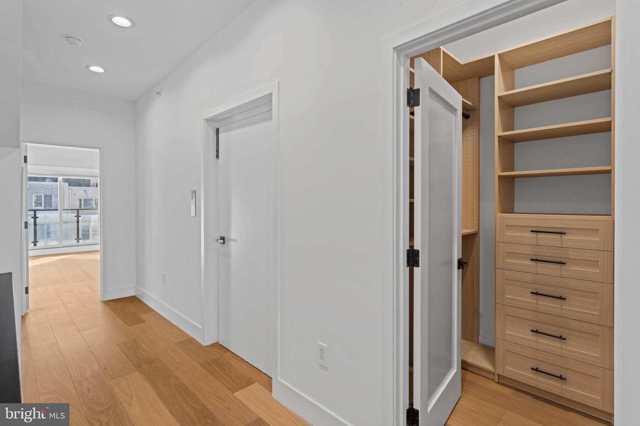 LOGAN SQUARE - Residential