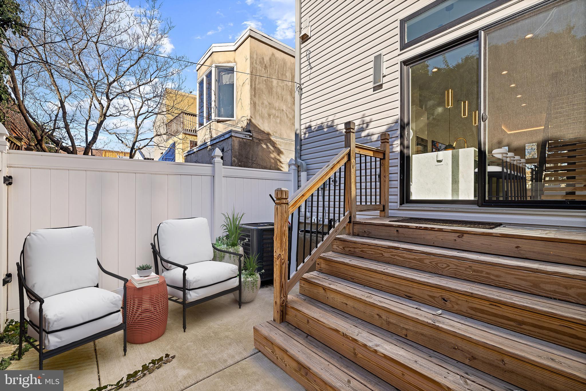 LOGAN SQUARE - Residential